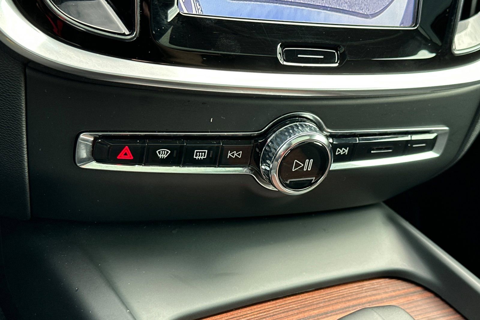 Used 2025 Volvo V60 B5 Cross Country Plus image 22