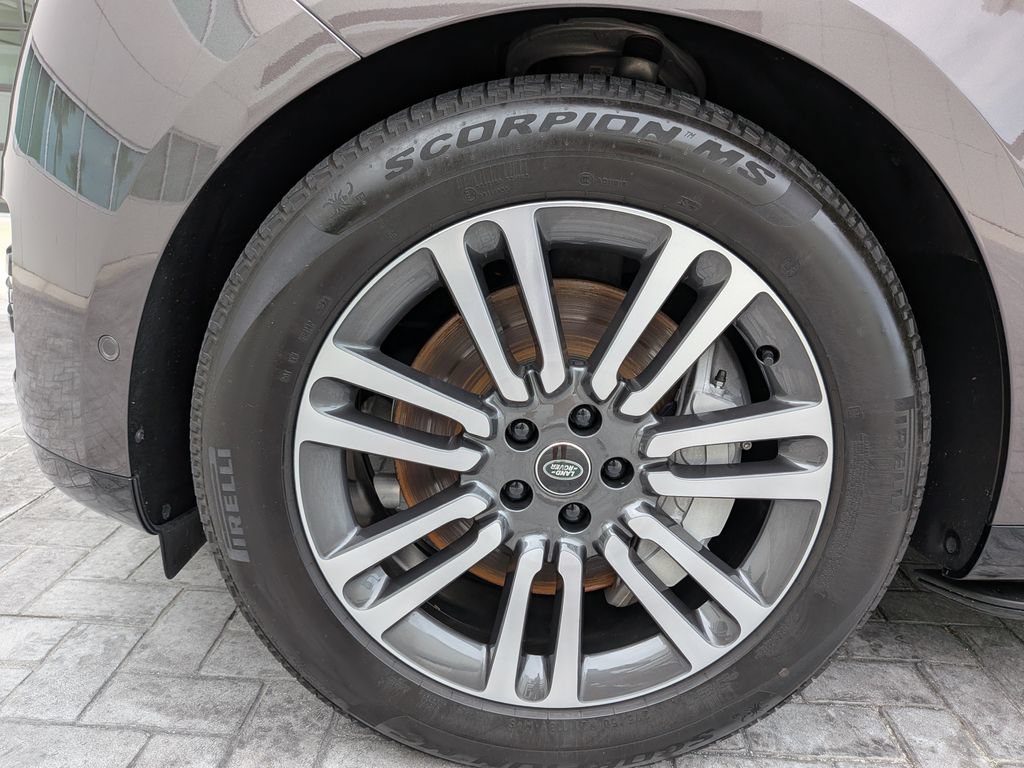 Certified 2025 Land Rover Range Rover SE AWD/4WD image 11