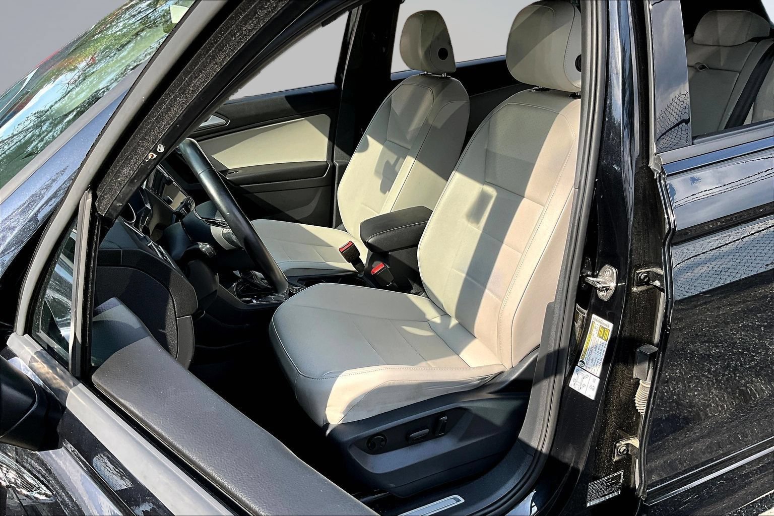 Used 2021 Volkswagen Tiguan SEL AWD/4WD image 23