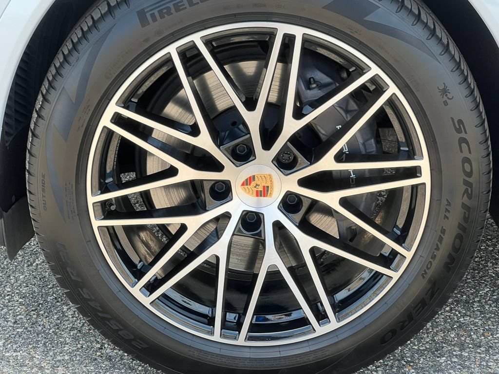 Used 2025 Porsche Cayenne AWD/4WD image 7