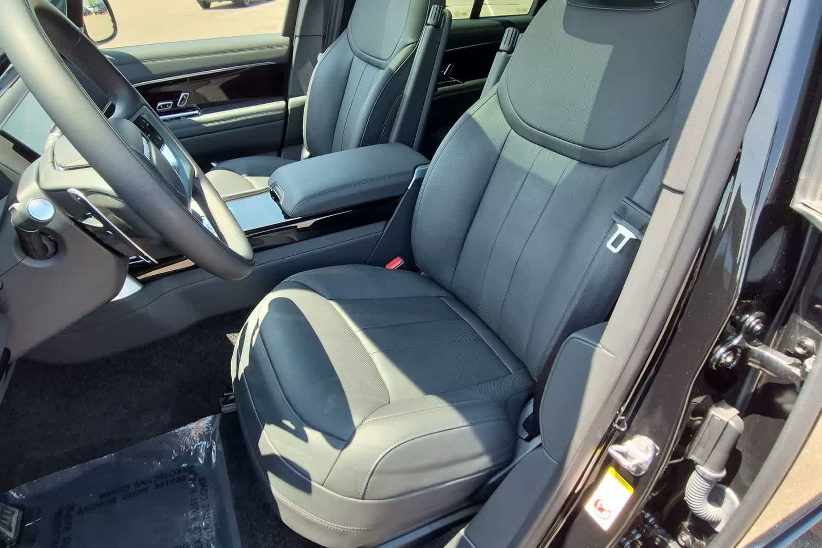 Certified 2025 Land Rover Range Rover SE AWD/4WD image 16