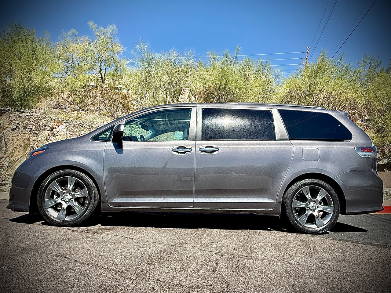 Used 2015 Toyota Sienna SE image 3