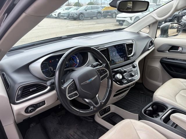 Used 2018 Chrysler Pacifica Touring-L image 18