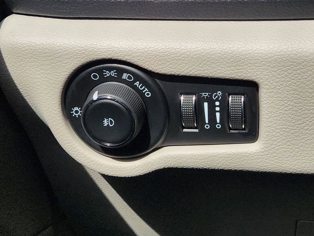 Used 2023 Chrysler Pacifica Limited image 22