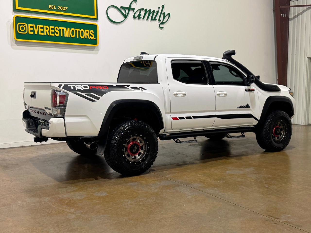 Used 2021 Toyota Tacoma TRD Off-Road w/ Technology Package AWD/4WD image 8