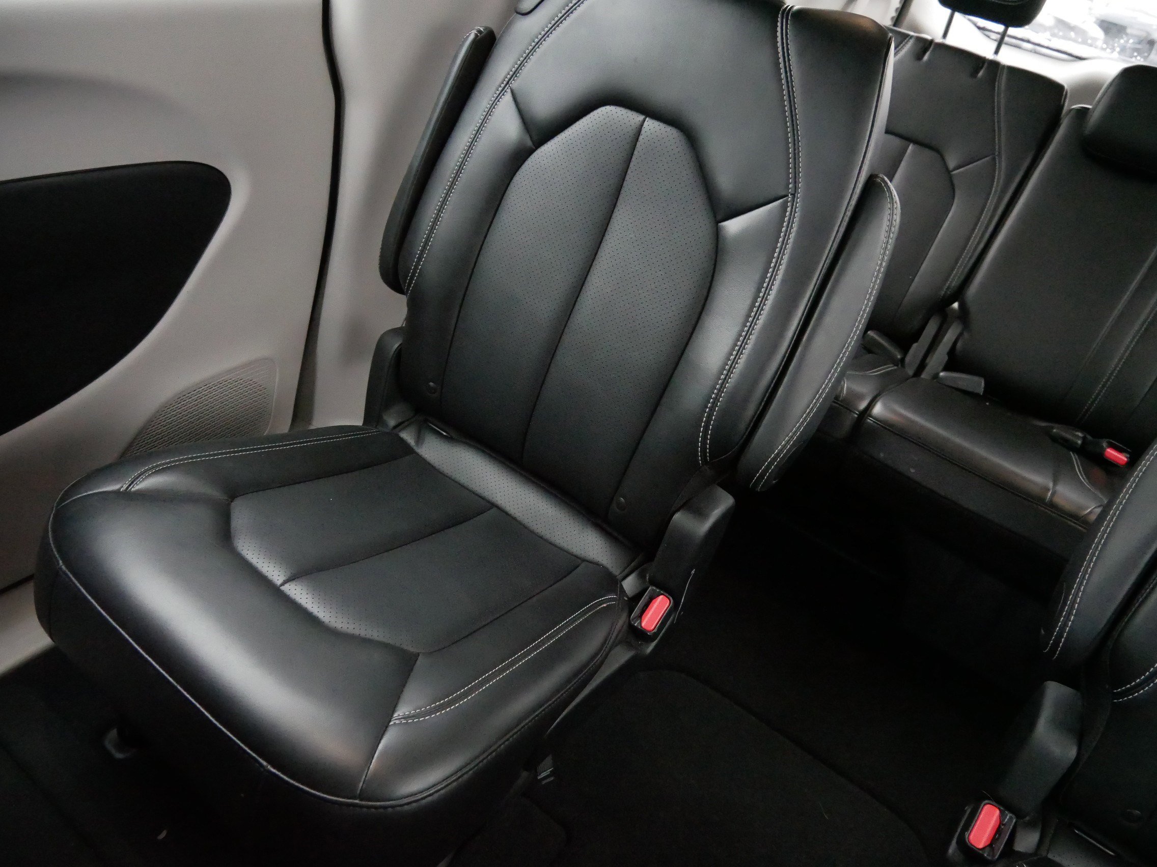 Used 2024 Chrysler Pacifica Touring-L image 12