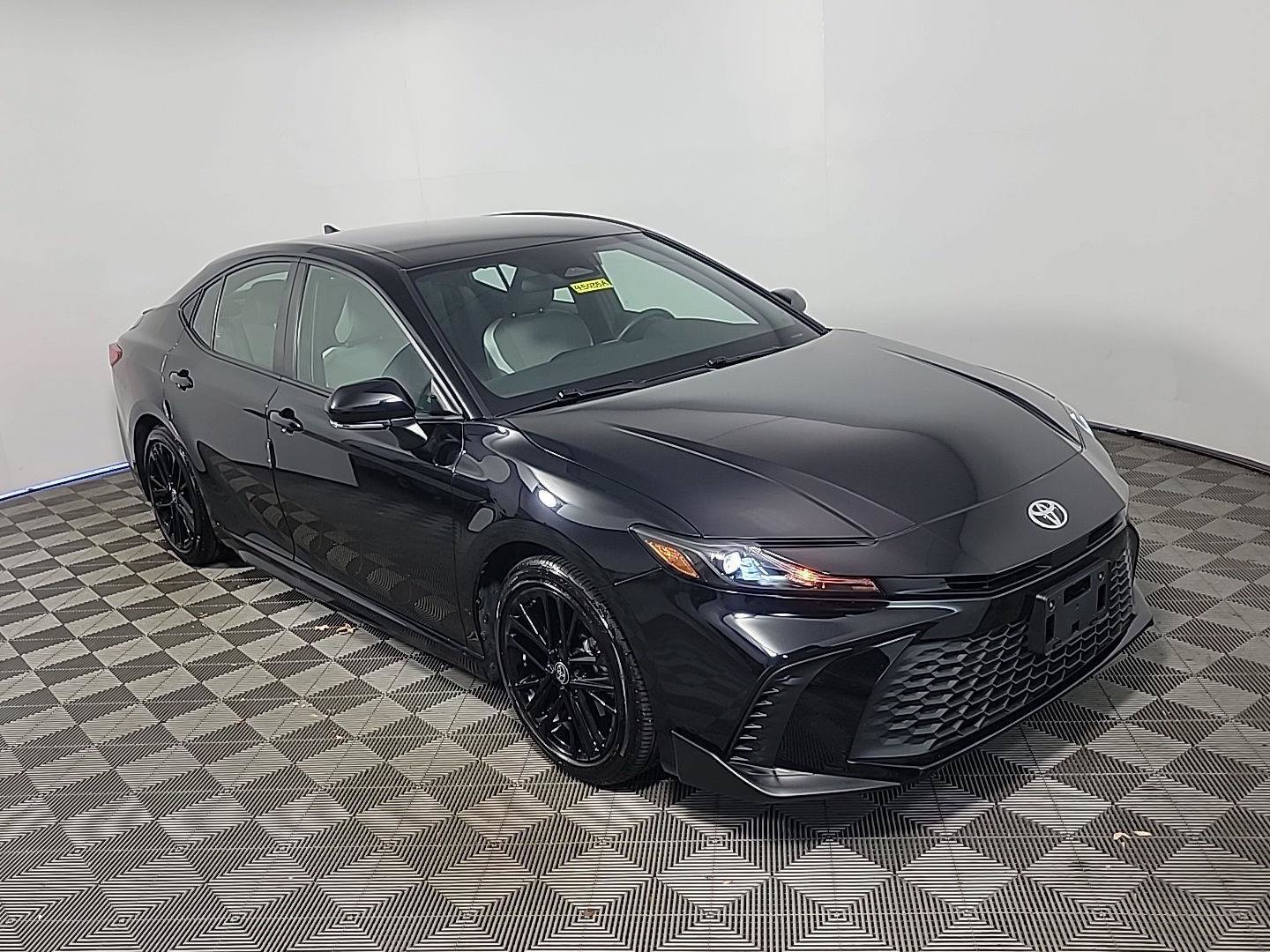 Used 2025 Toyota Camry SE FWD image 2