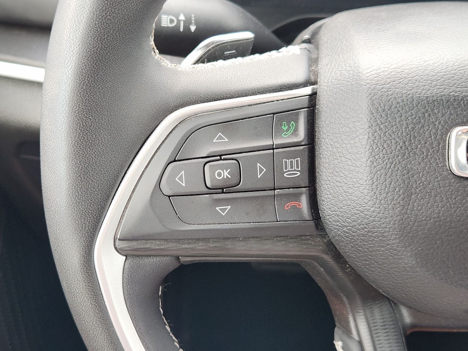 Used 2024 Jeep Grand Cherokee Laredo X w/ Luxury Tech Group I AWD/4WD image 39