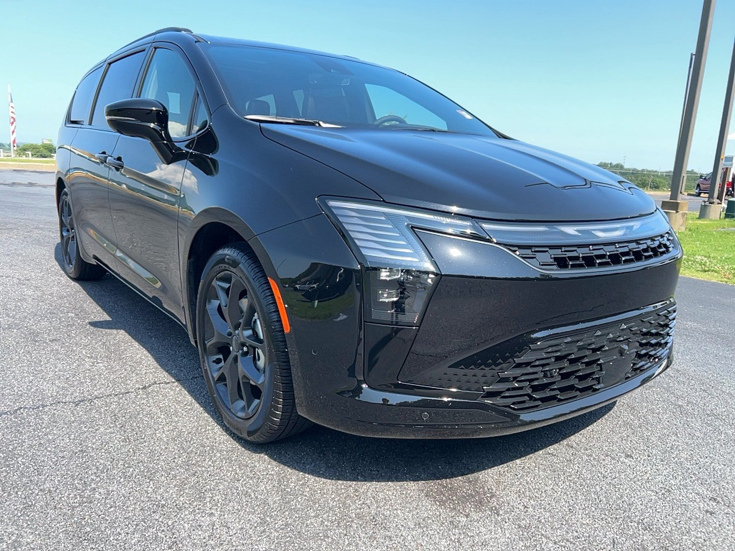 New 2027 Chrysler Pacifica Limited FWD image 3