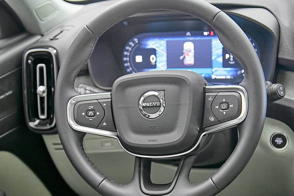 Certified 2025 Volvo XC40 B5 Ultra AWD/4WD image 25