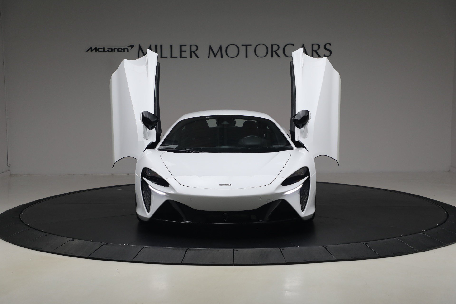 Used 2023 McLaren Artura RWD image 13