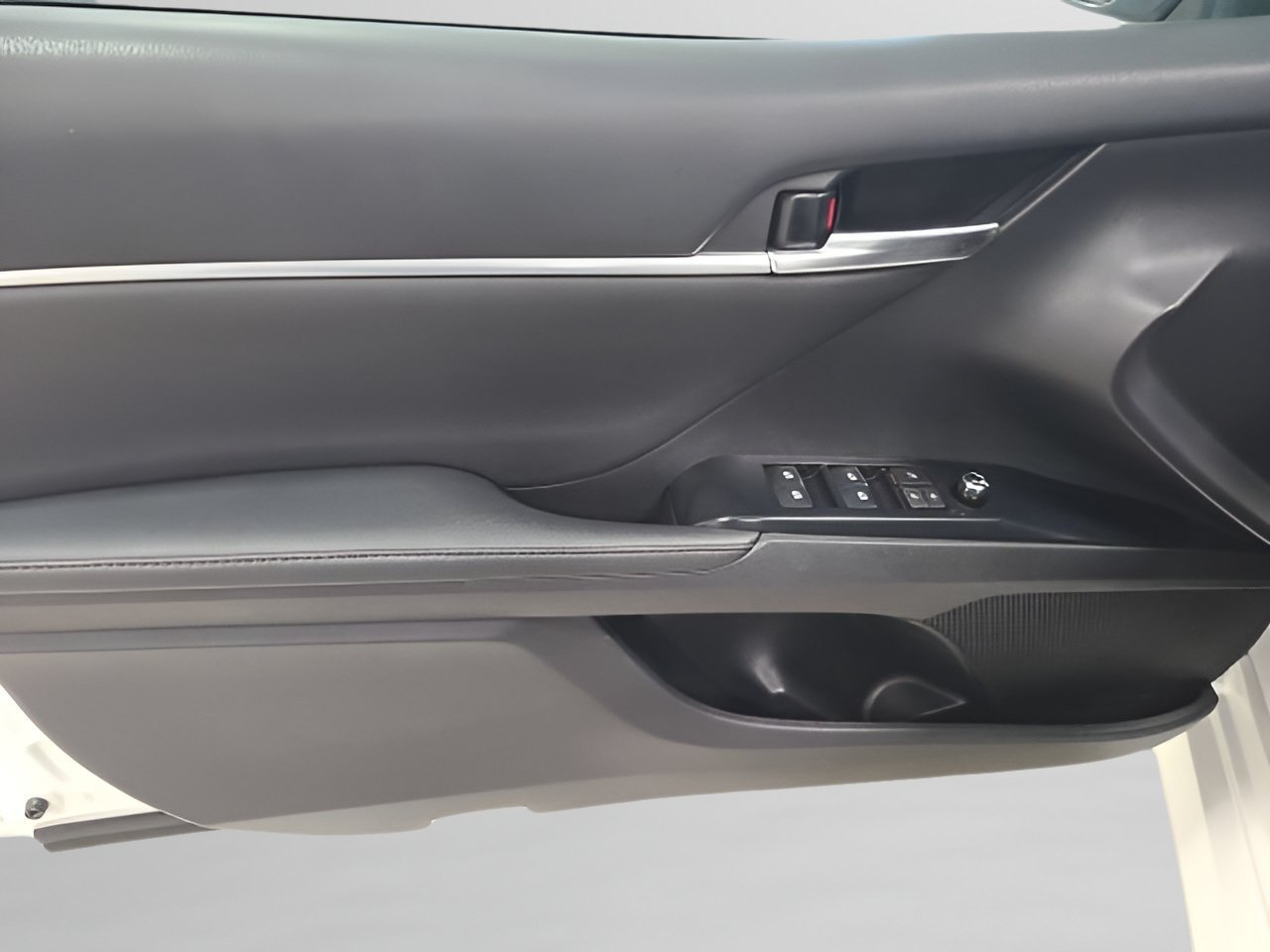 Used 2020 Toyota Camry XLE FWD image 19