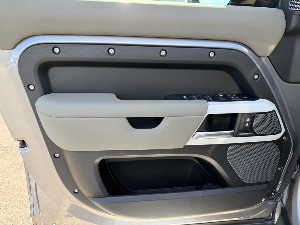 Used 2020 Land Rover Defender 110 SE image 12