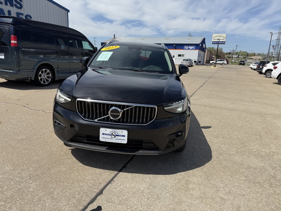Used 2023 Volvo XC40 B5 Plus AWD/4WD image 2