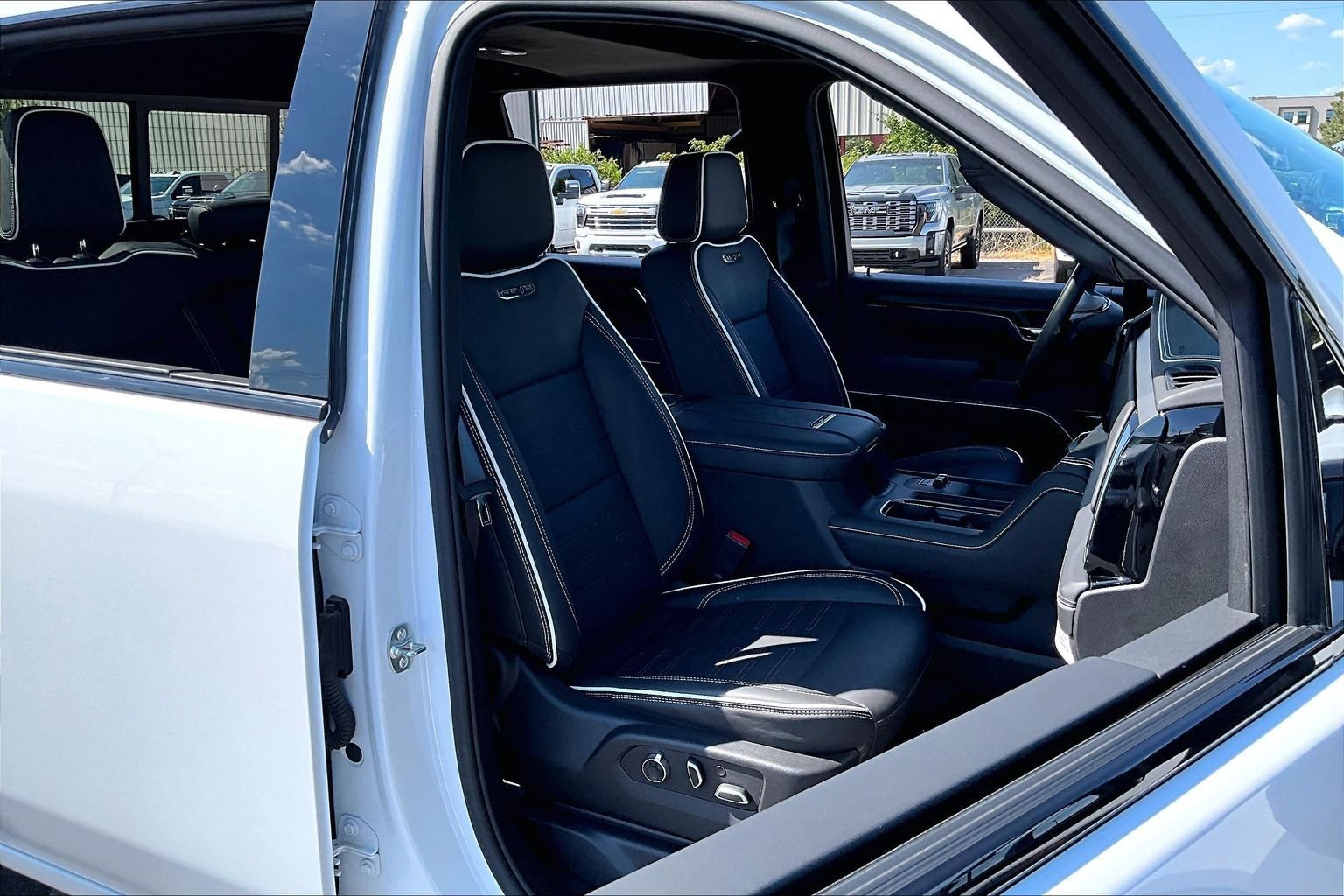 Used 2025 GMC Sierra 2500 AT4X AWD/4WD image 7
