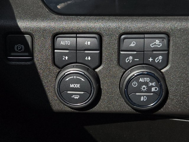 Used 2022 Chevrolet Silverado 1500 LTZ AWD/4WD image 25