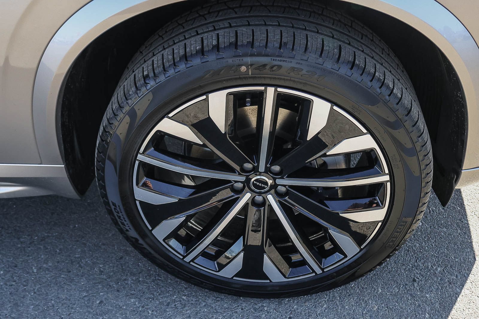 New 2026 Volvo XC90 B5 Plus w/ Protection Package AWD/4WD image 14