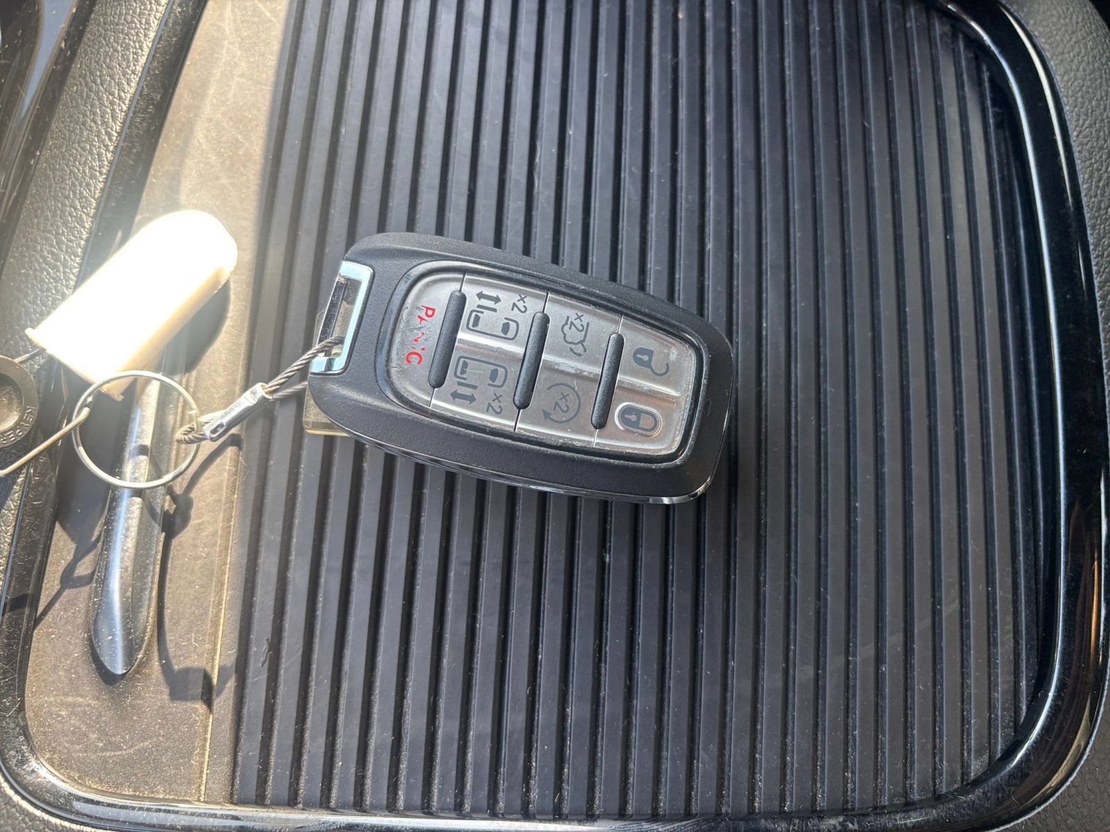 Used 2025 Chrysler Pacifica Limited FWD image 21