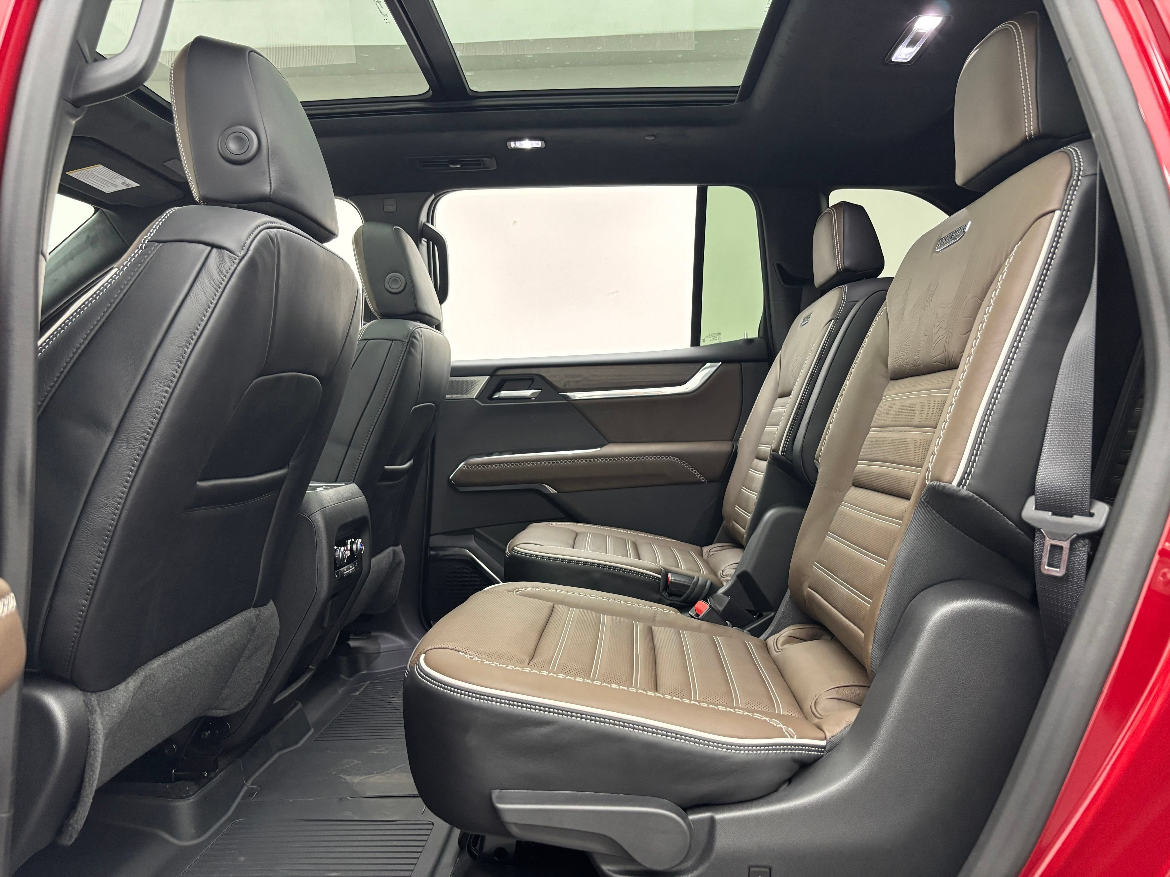 New 2026 GMC Acadia Denali Ultimate w/ LPO, Floor Liner Package AWD/4WD image 47