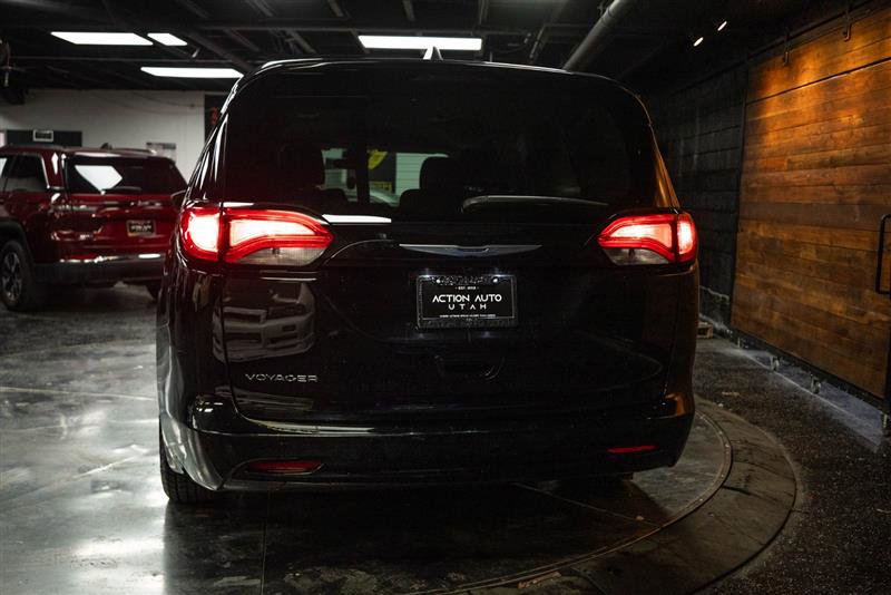 Used 2024 Chrysler Voyager LX image 6