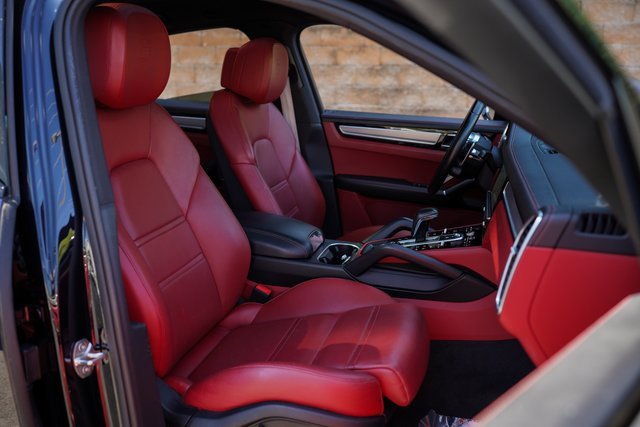 Used 2023 Porsche Cayenne Platinum Edition image 23