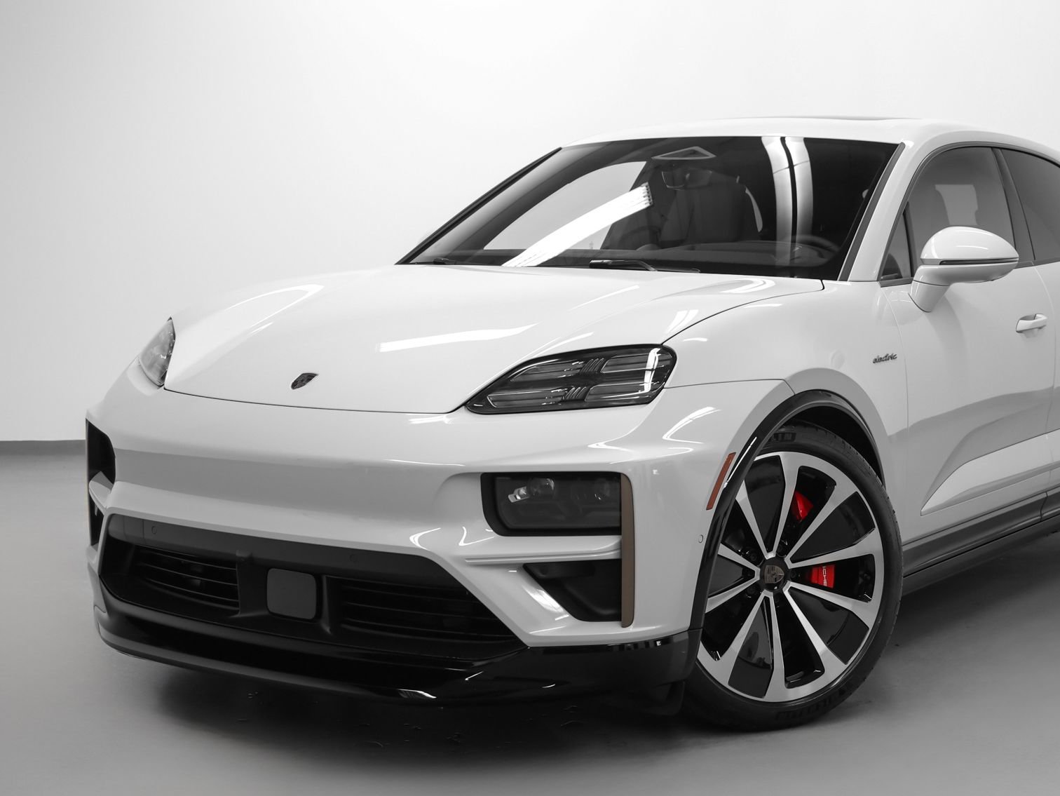 Used 2025 Porsche Macan Turbo Electric AWD/4WD image 7