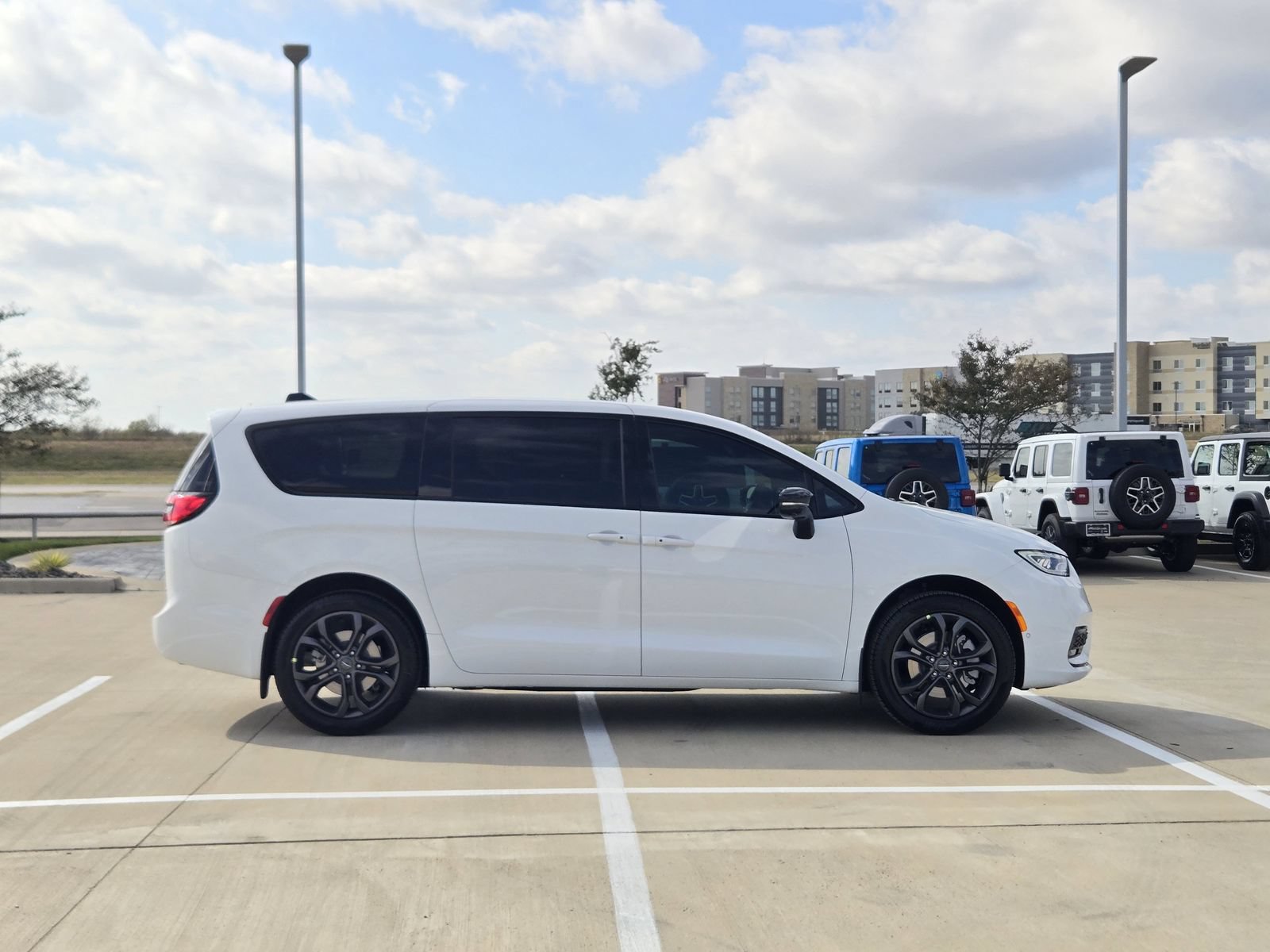 New 2026 Chrysler Pacifica Select AWD/4WD image 6