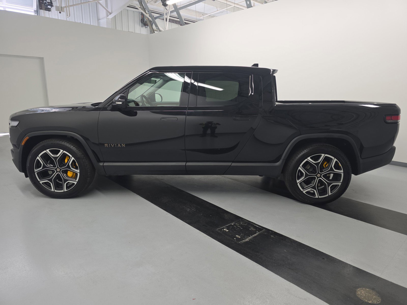 Used 2025 Rivian R1T Premium AWD/4WD image 2