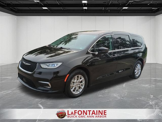 Used 2024 Chrysler Pacifica Touring-L FWD image 4
