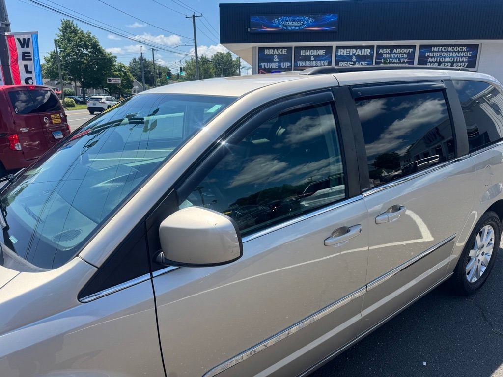 Used 2014 Chrysler Town & Country Touring FWD image 9