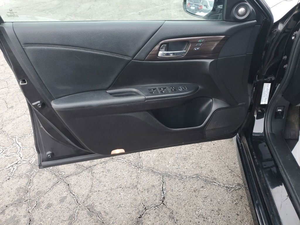 Used 2016 Honda Accord Touring image 10