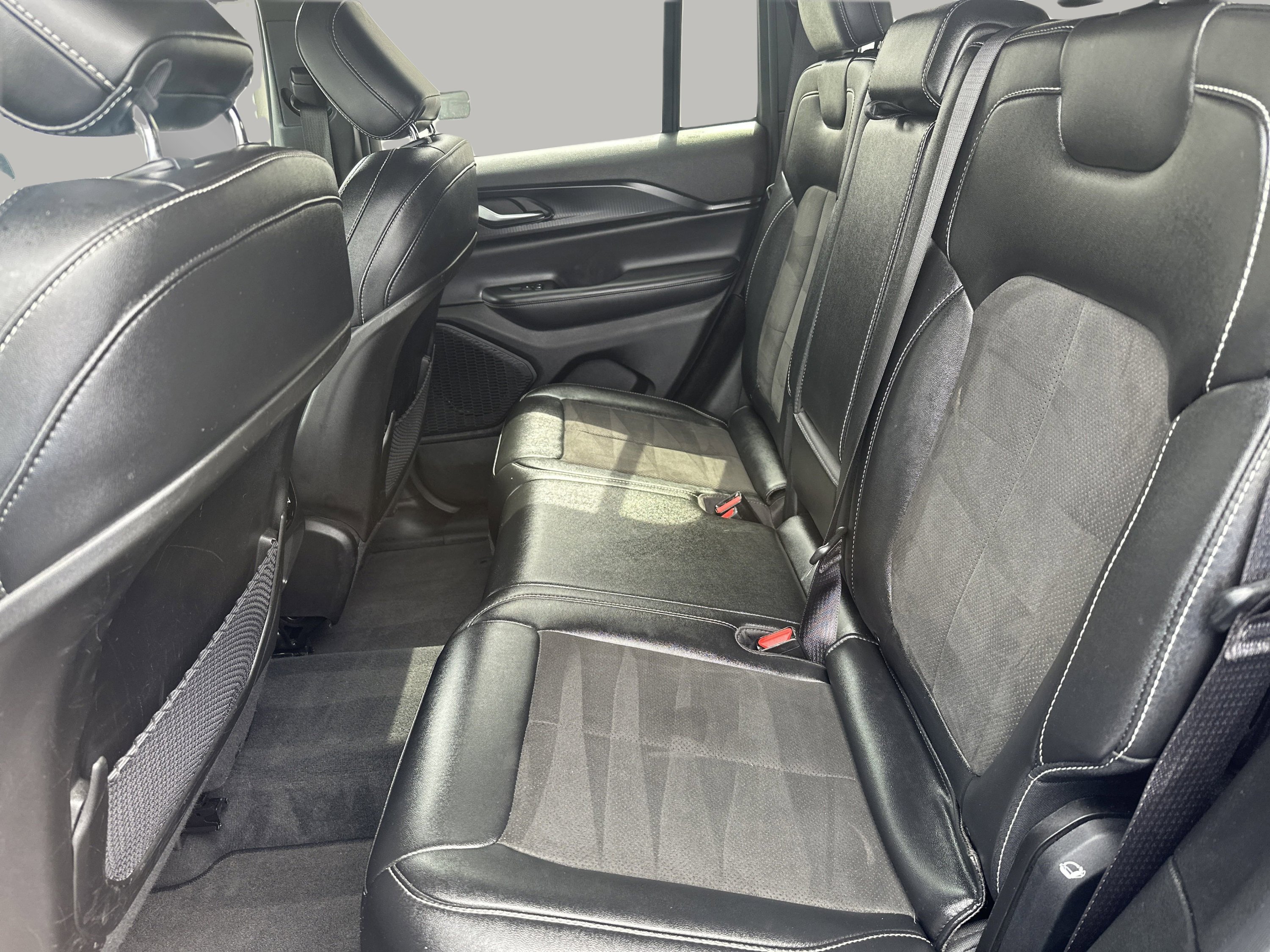 Used 2023 Jeep Grand Cherokee Altitude image 8