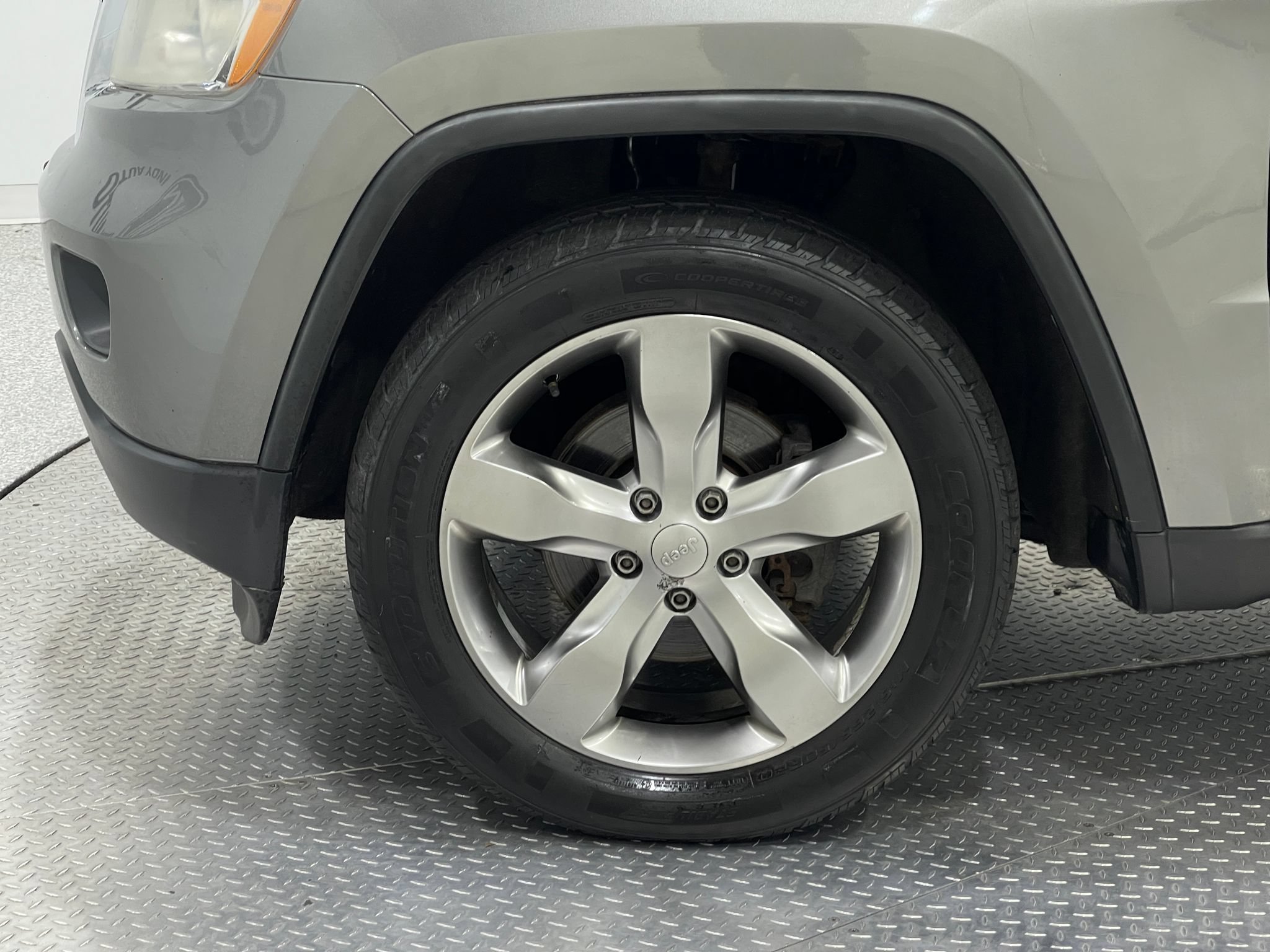 Used 2012 Jeep Grand Cherokee Overland AWD/4WD image 34
