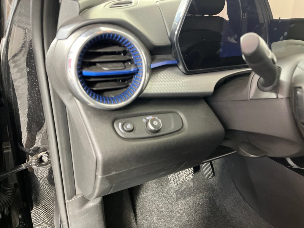 Used 2025 Chevrolet Trax LT FWD image 25