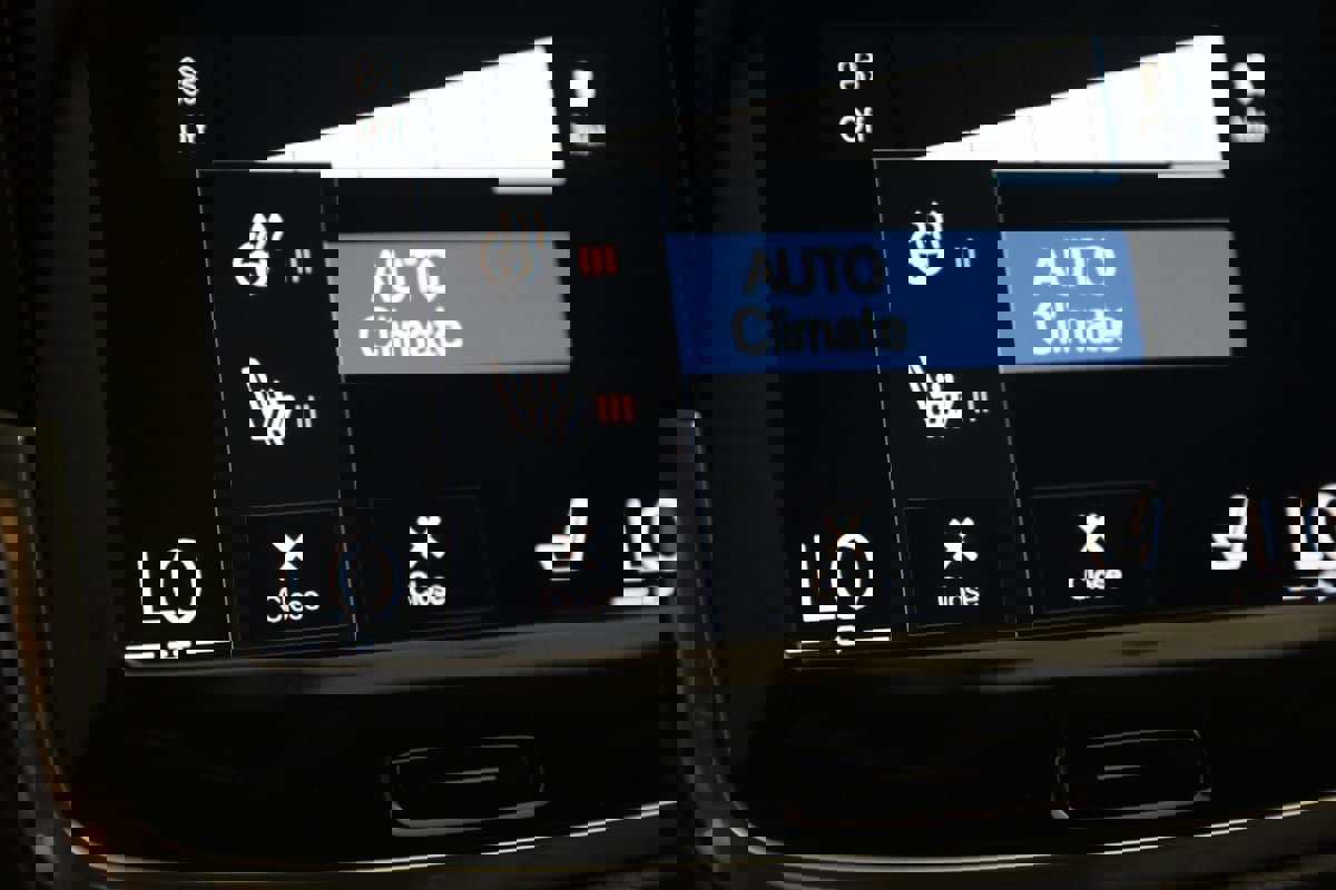 Used 2022 Volvo XC90 T6 Momentum w/ Climate Package image 8