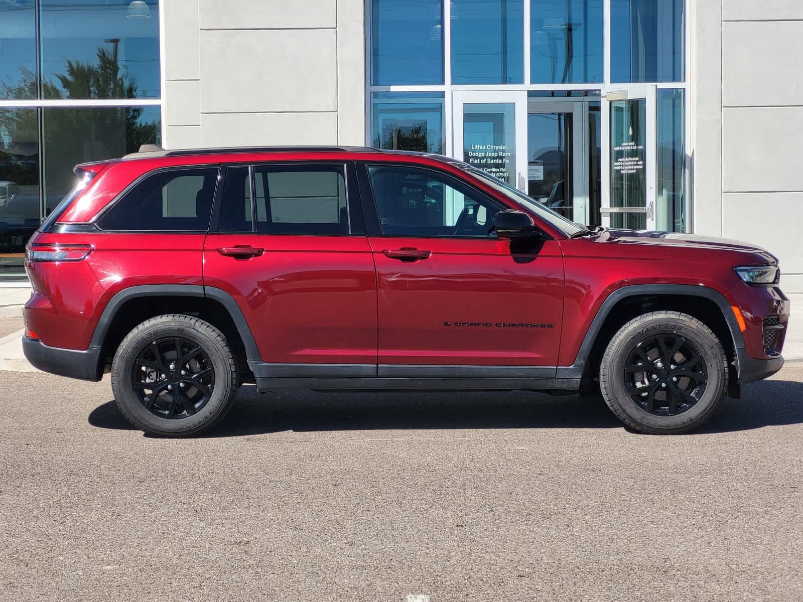 Used 2024 Jeep Grand Cherokee Altitude AWD/4WD image 4