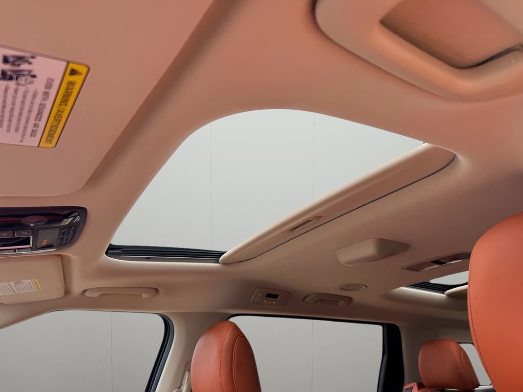 Used 2025 Kia Carnival SX w/ SX Dark Edition Package FWD image 9