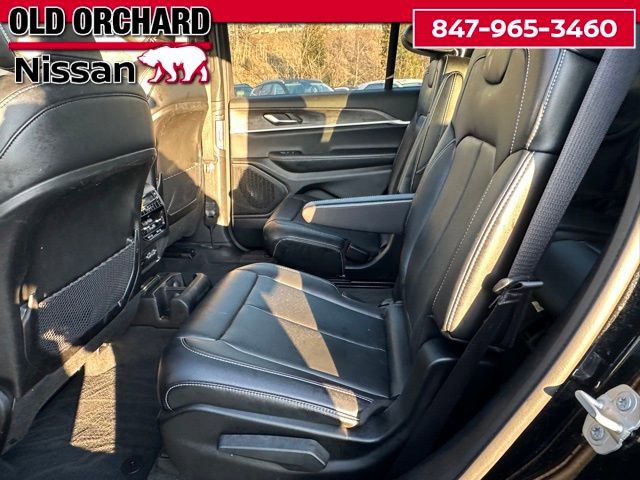 Used 2024 Jeep Grand Cherokee L Limited w/ Black Appearance Package image 15