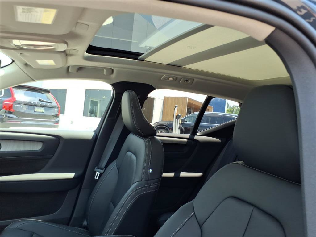 New 2026 Volvo XC40 B4 Core w/ Climate Package FWD image 12