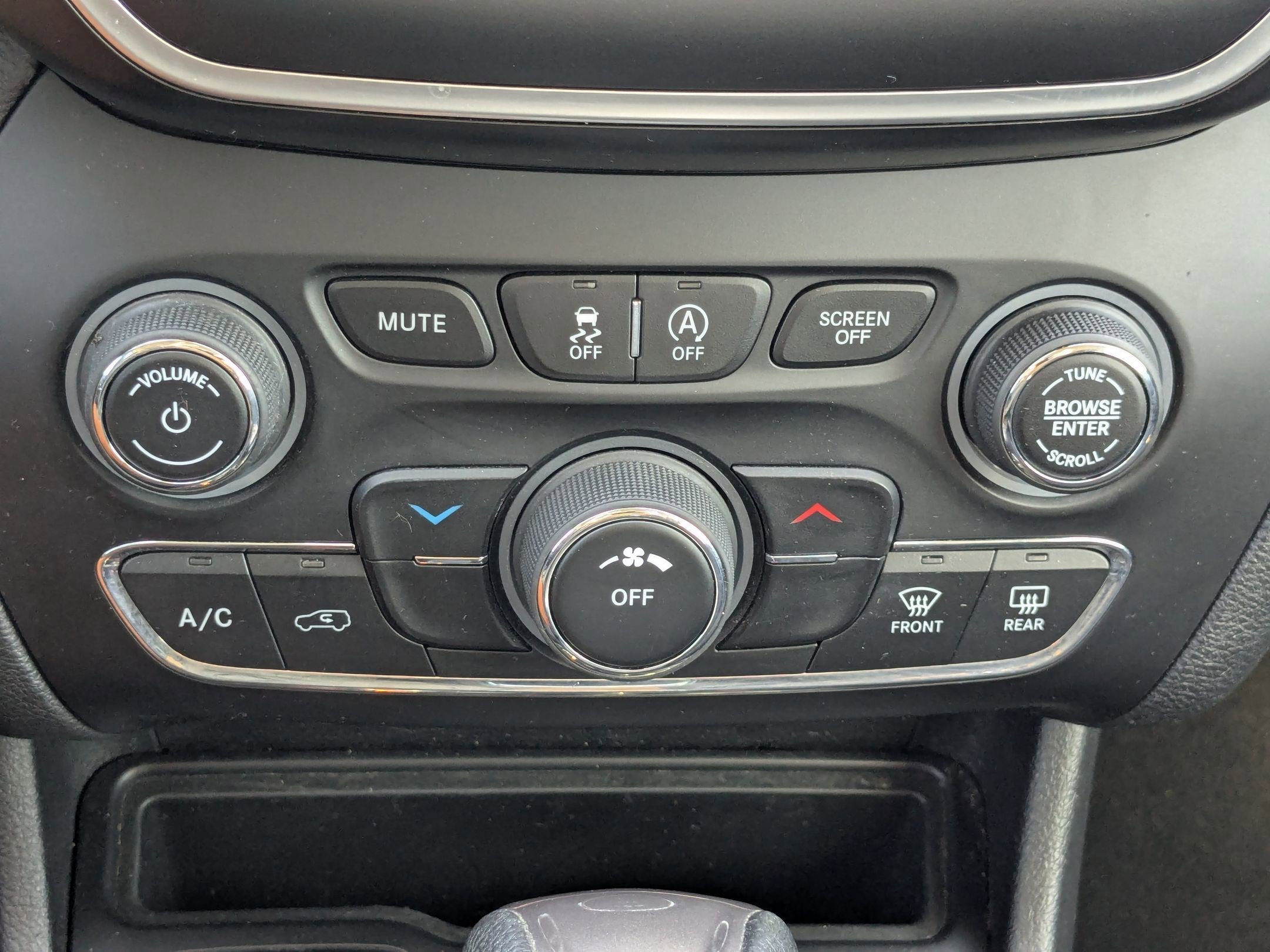 Used 2019 Jeep Cherokee Latitude w/ Popular Appearance Group image 19