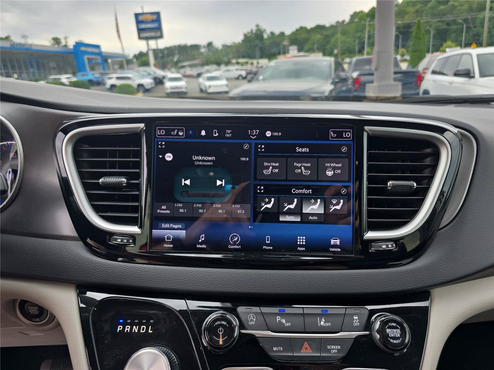 Used 2024 Chrysler Pacifica Touring-L FWD image 24