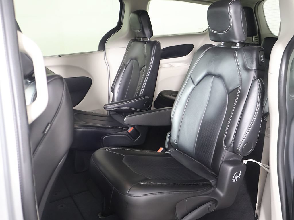 Used 2024 Chrysler Pacifica Touring-L FWD image 32