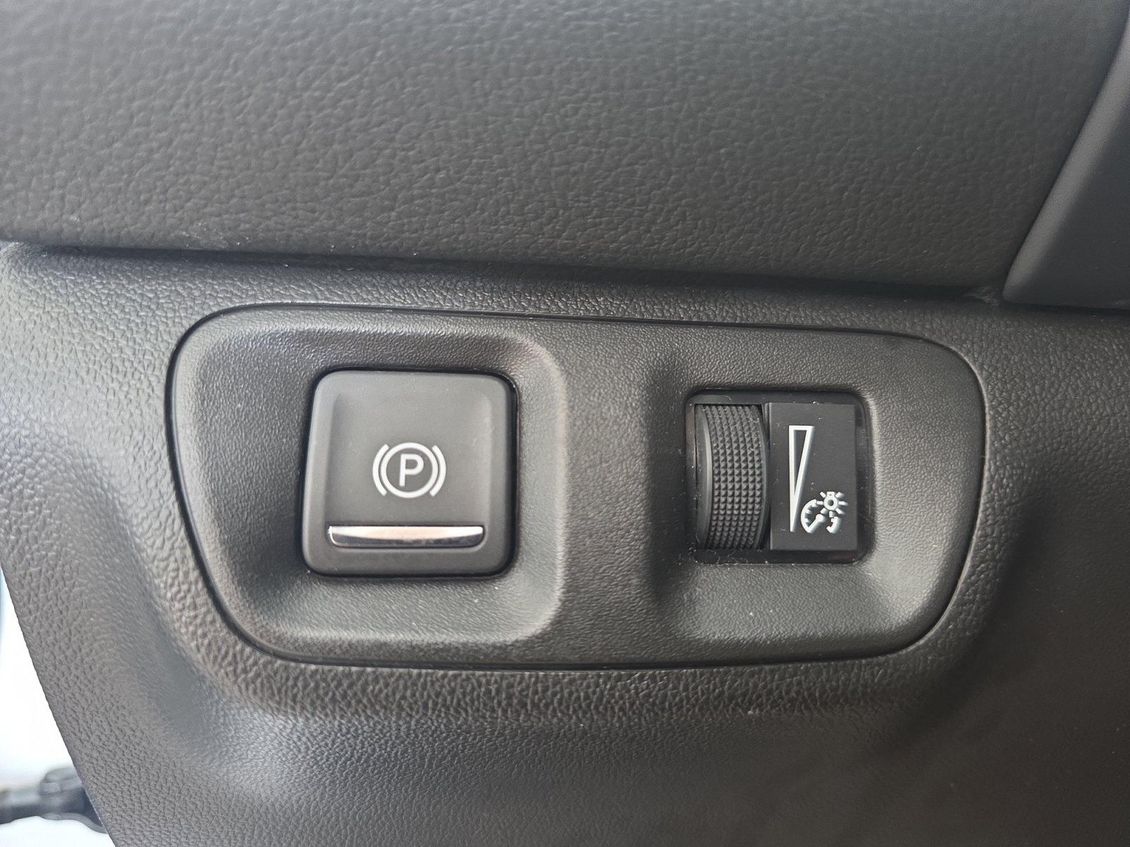 Used 2023 GMC Acadia SLE w/ Driver Convenience Package FWD image 25