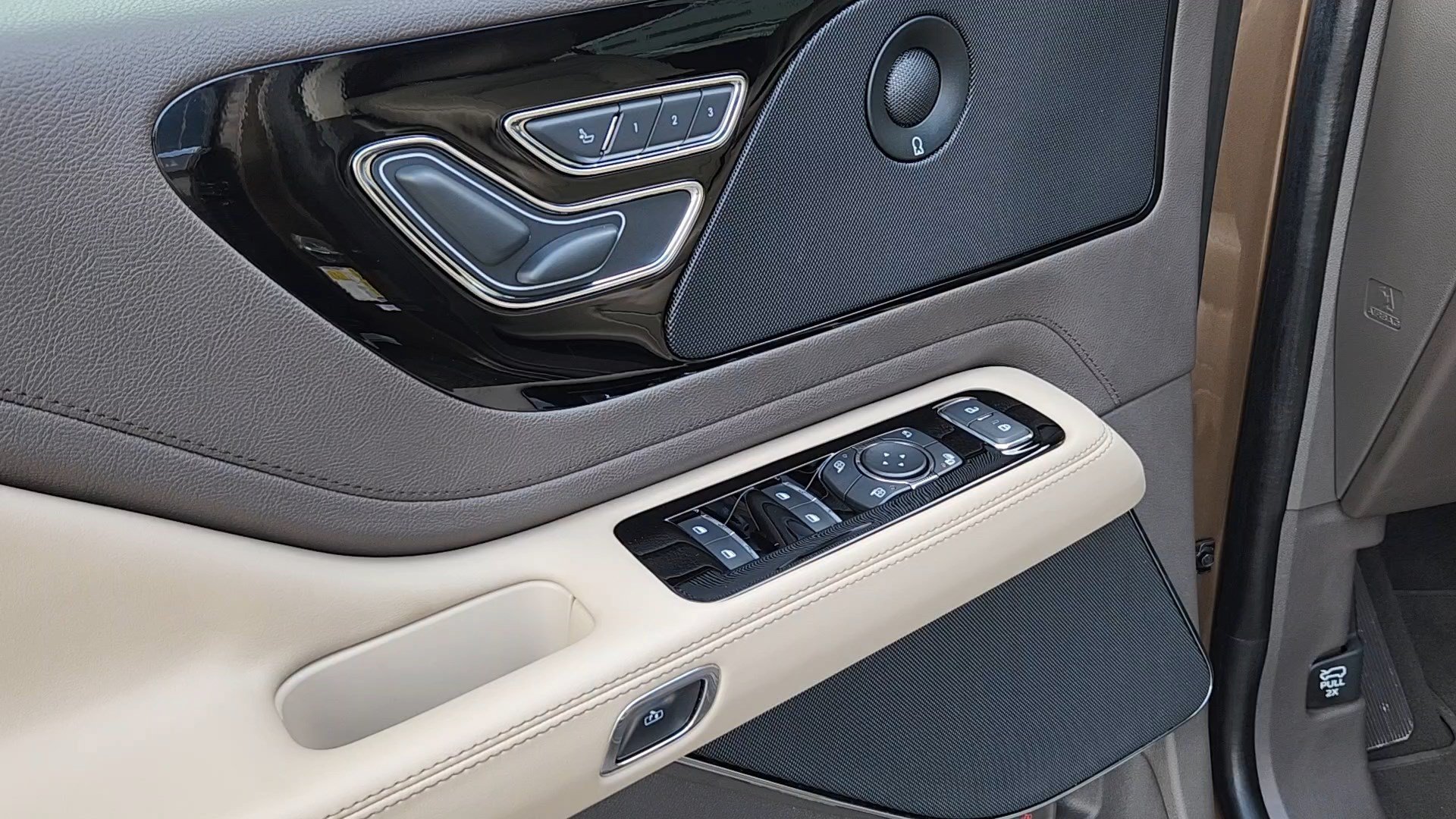 Used 2022 Lincoln Aviator Reserve w/ Equipment Group 201A RWD image 7