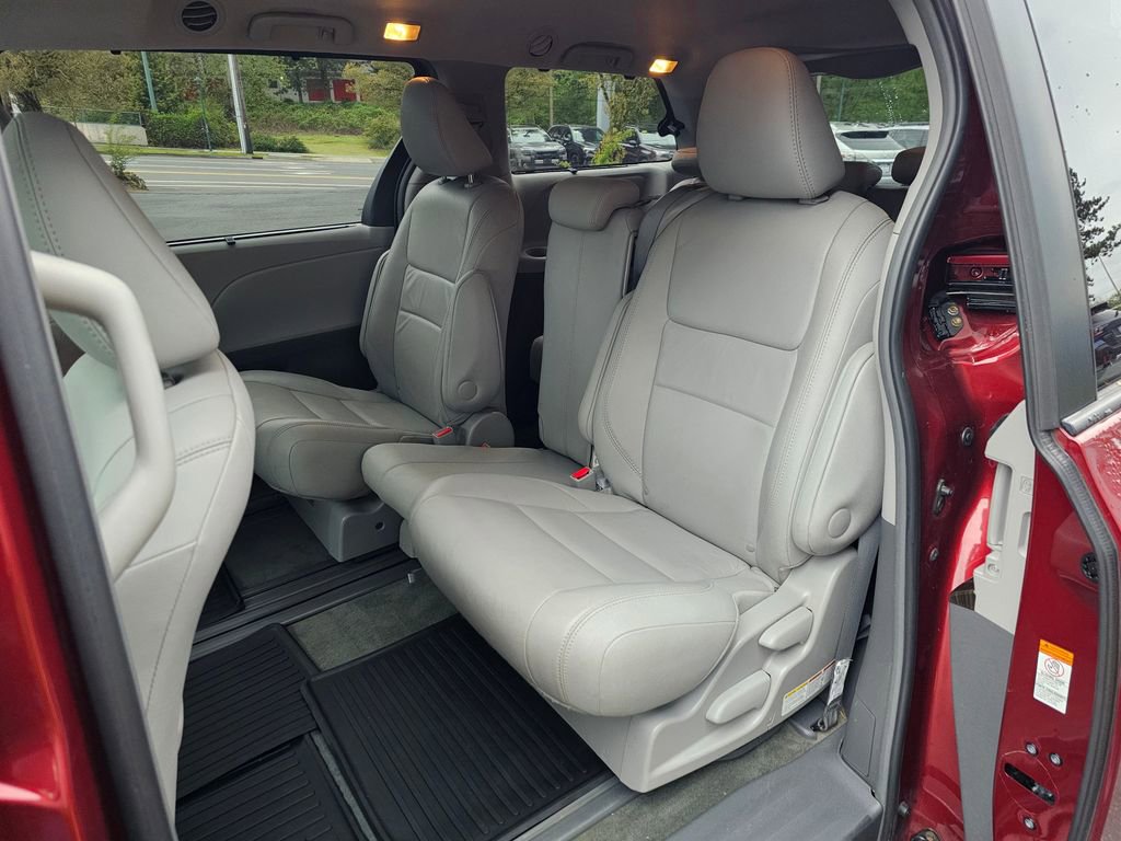 Used 2017 Toyota Sienna XLE w/ XLE Navigation Package FWD image 18
