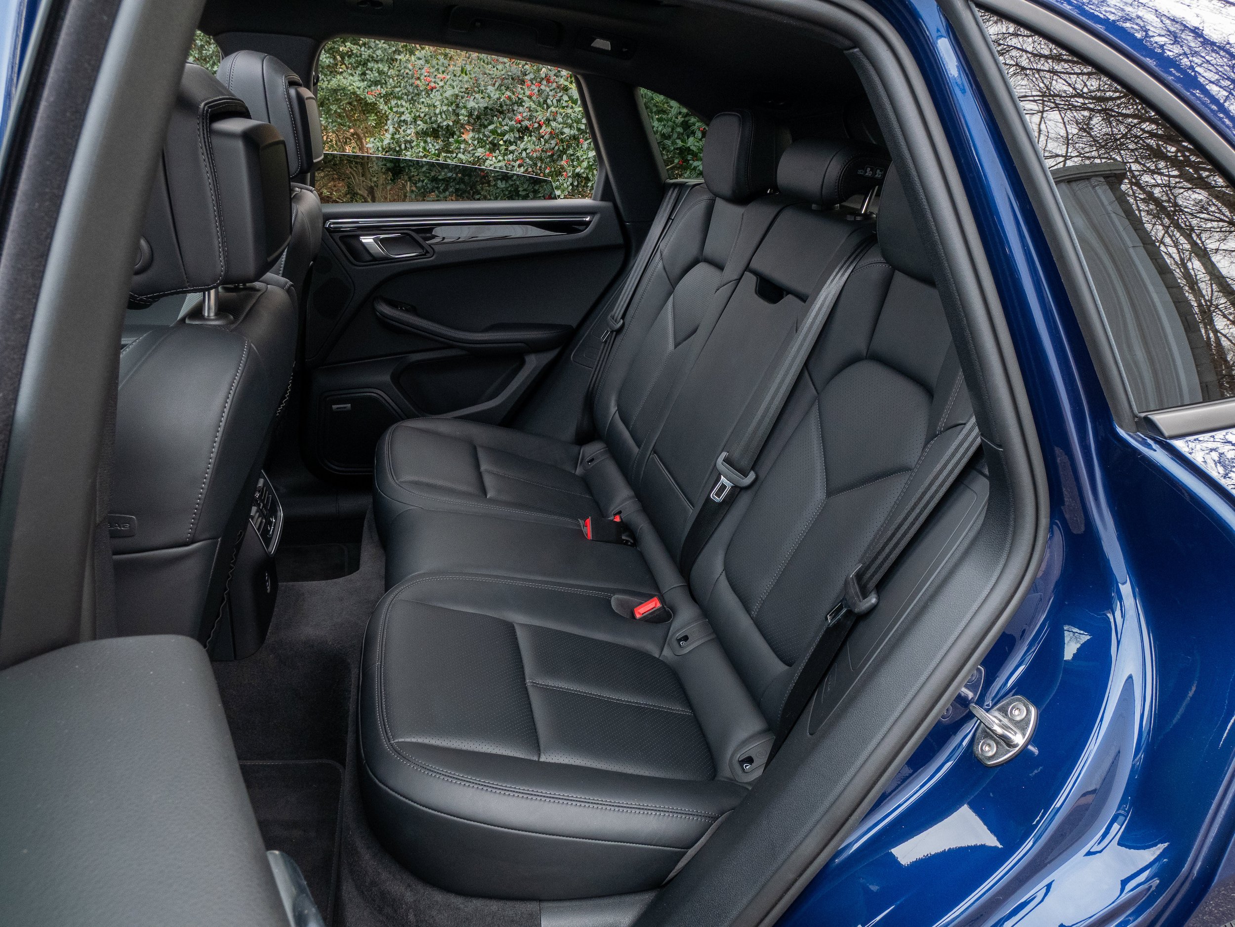 Certified 2025 Porsche Macan AWD/4WD image 38