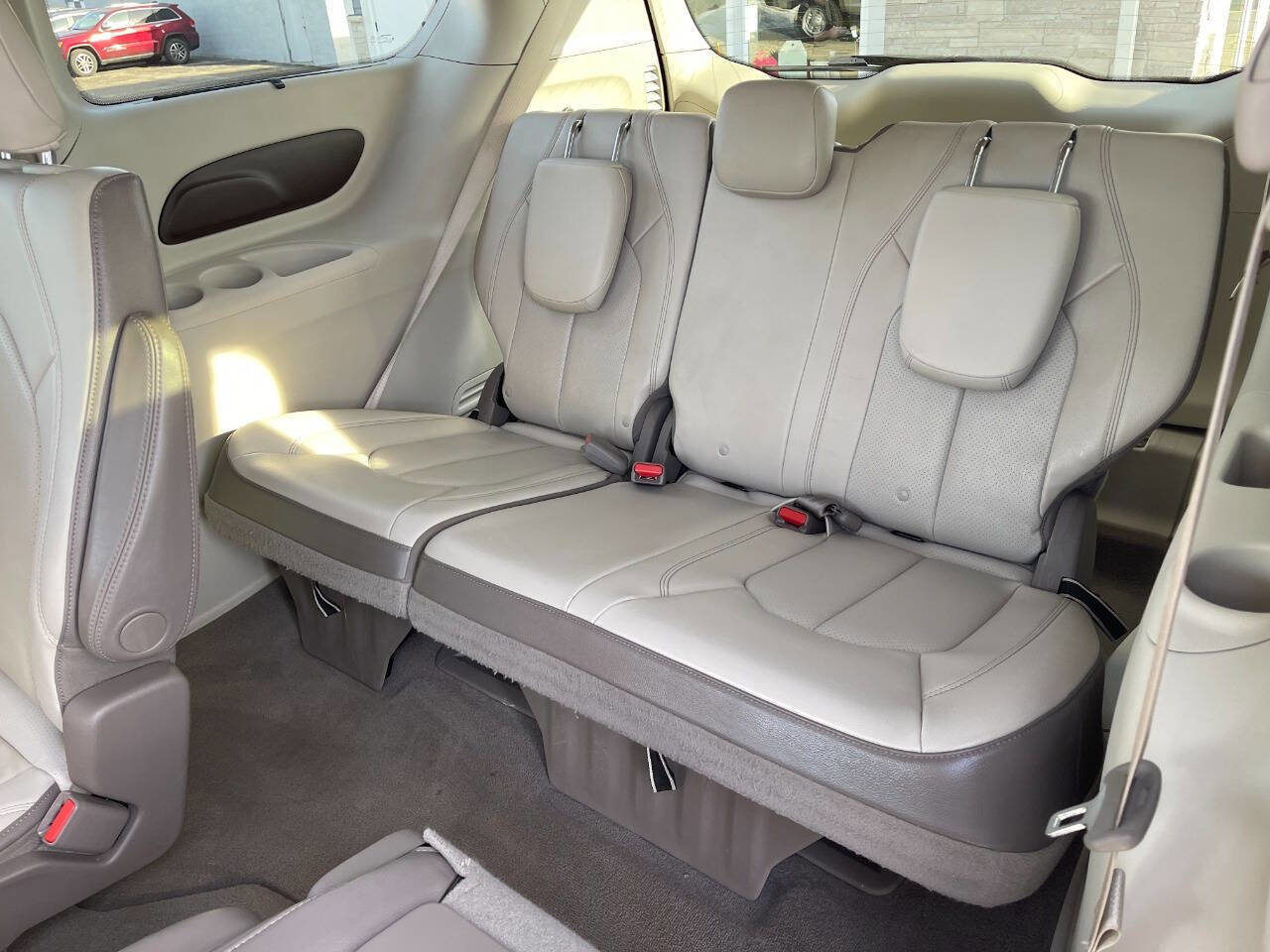 Used 2019 Chrysler Pacifica Touring-L image 12