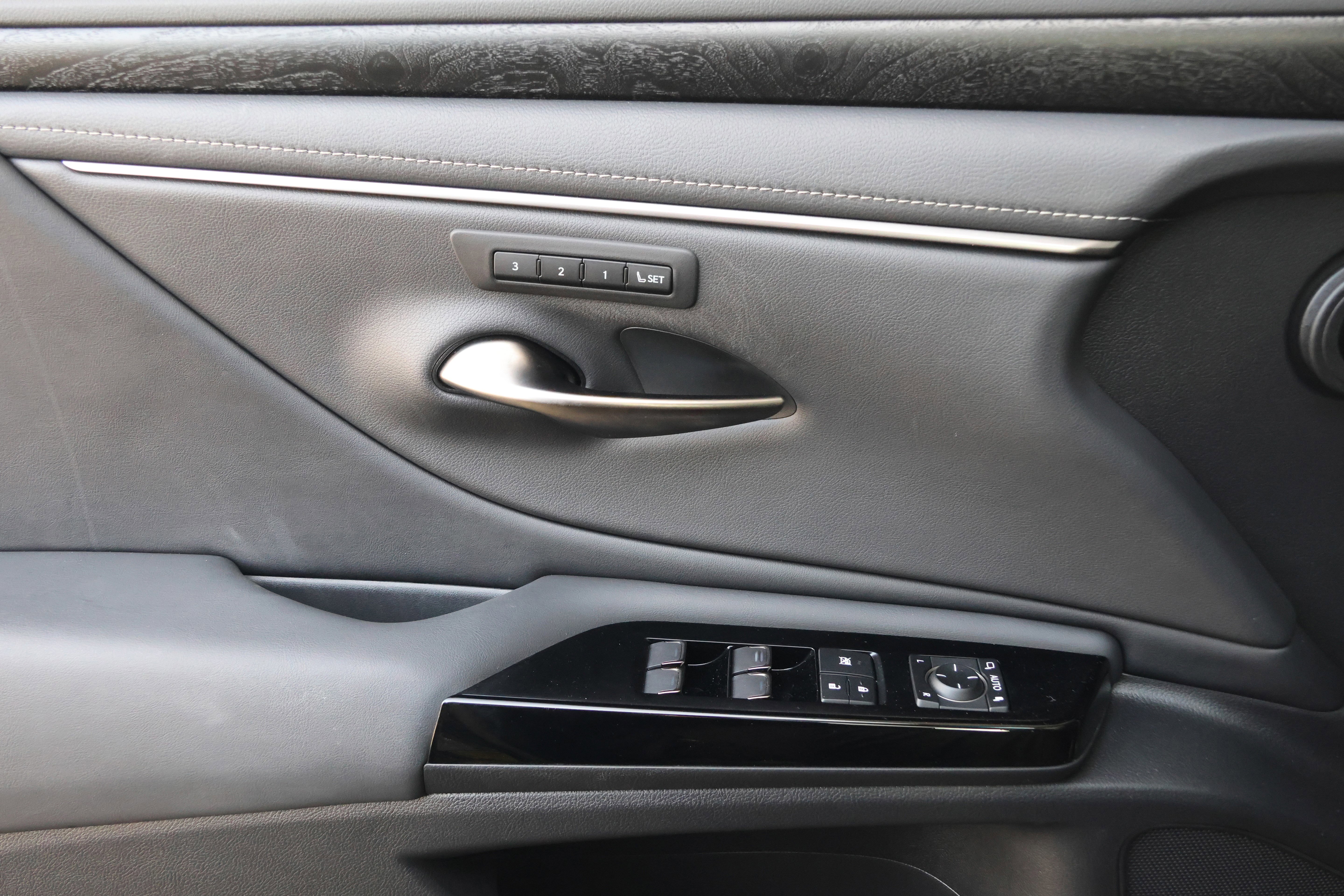 Used 2024 Lexus ES 350 350 w/ Premium Package image 12