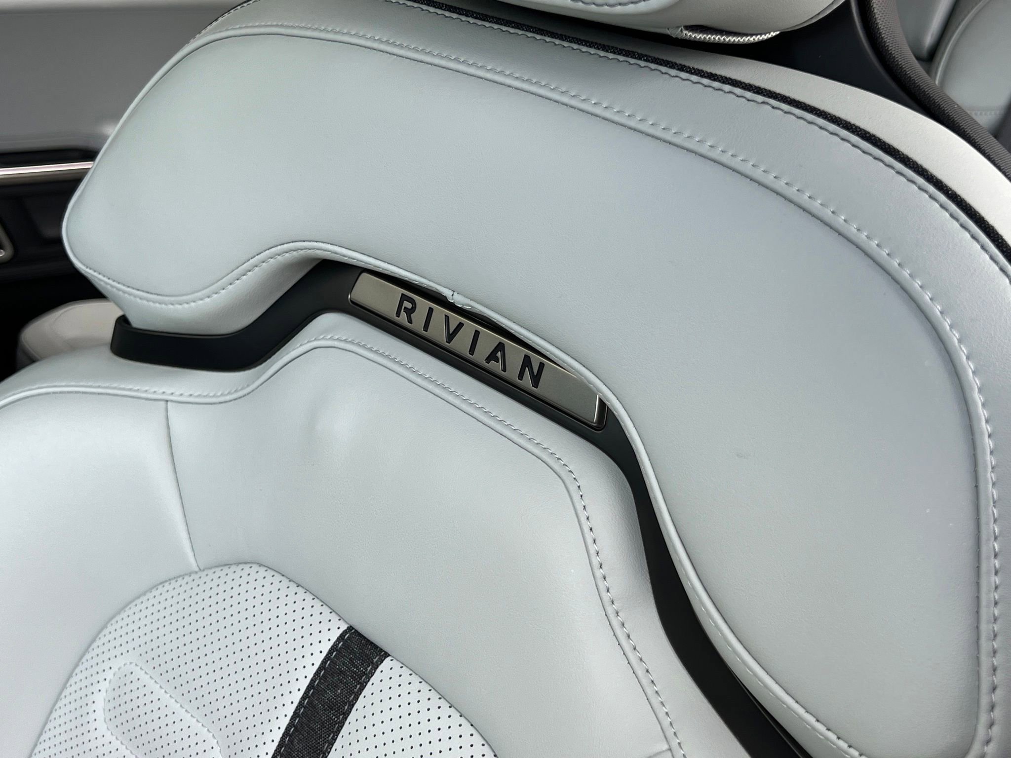 Used 2024 Rivian R1S Adventure AWD/4WD image 24