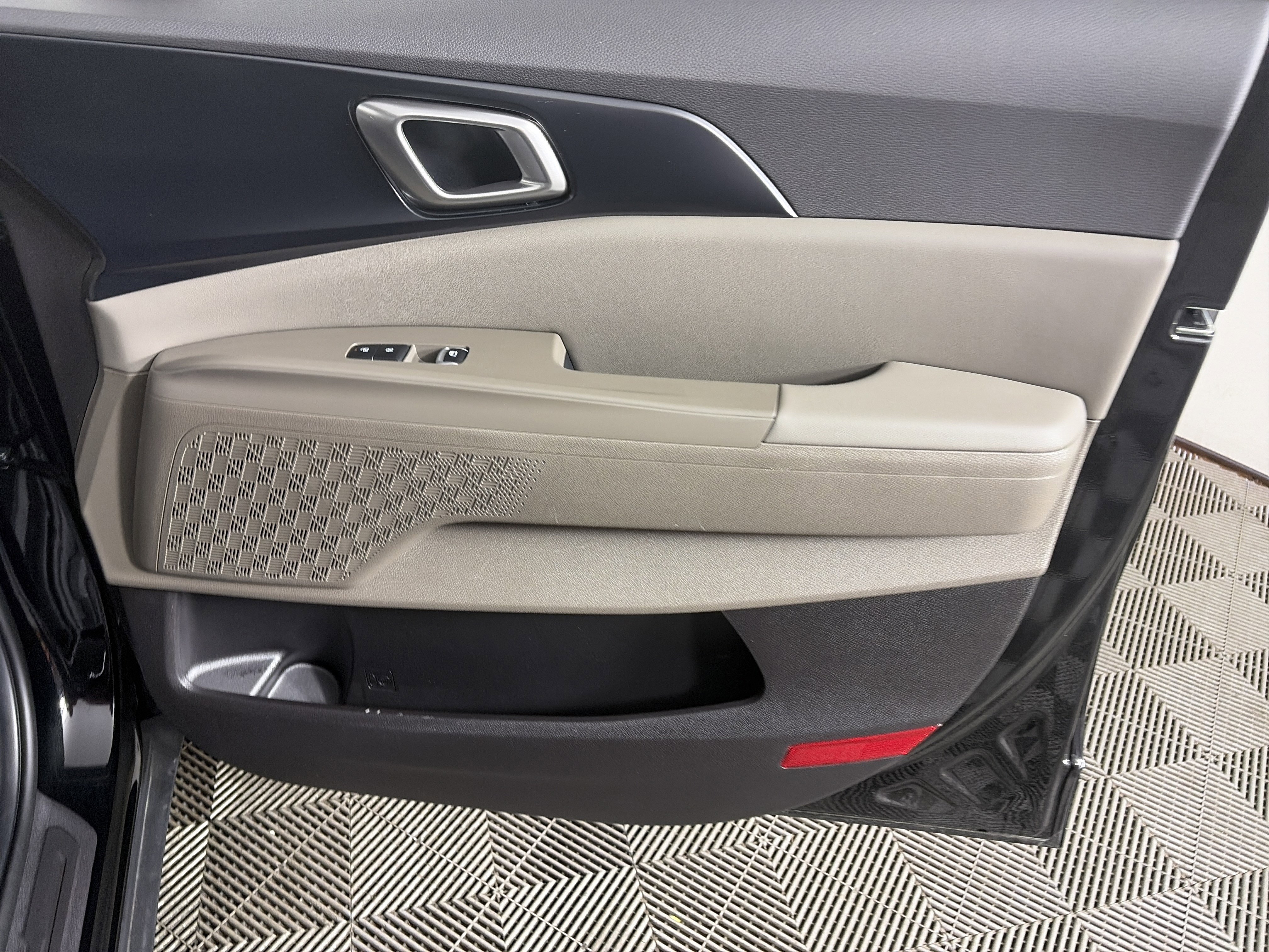 Used 2025 Kia Carnival image 43